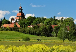 Fotoblick zur Kirche von Moritzburg zum Sommerbeginn