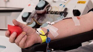 4 Mio Bluttransfusionen finden jedes Jahr in Deutschland statt. Hinter jeder steht auch ein Spender.