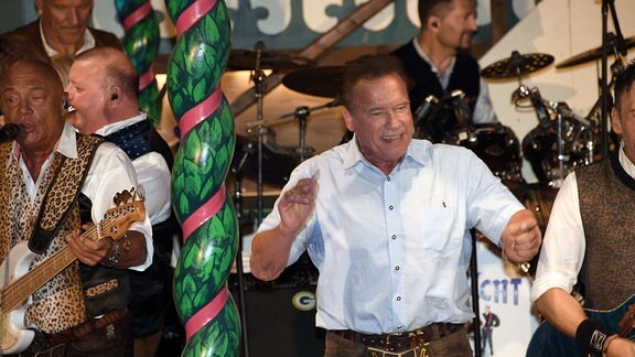 Arnold Schwarzenegger besucht das Oktoberfest.