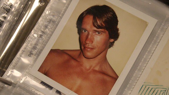 Foto des jungen Arnold Schwarzenegger in einem Hefter