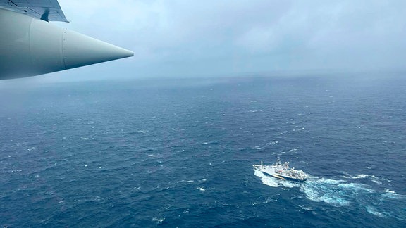 Ein Flugzeug der US-Küstenwache überfliegt das französische Forschungsschiff «L'Atalante» während der Suche nach dem verschollenen Tauchboot «Titan».