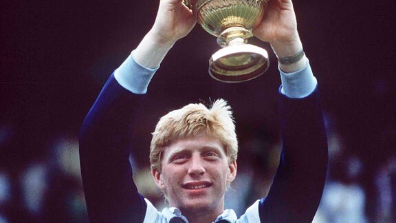 Boris Becker hält einen Pokal in die Höhe, 1986.