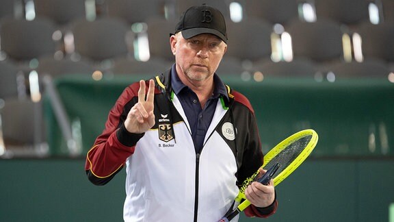Boris Becker, Head of Men's Tennis des Deutschen Tennis Bundes, gestikuliert in Richtung der Fotografen