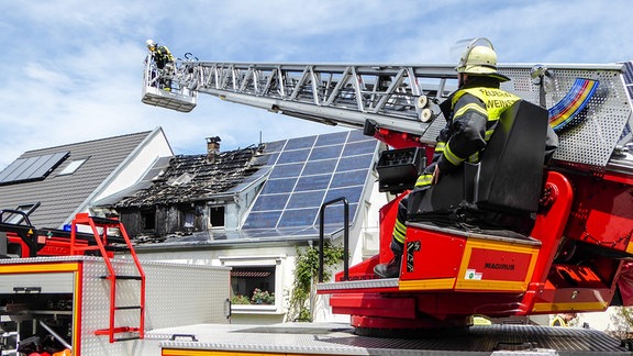 Solaranlage loest Brand aus: Feuerwehrleute loeschen einen Dachstuhlbrand, Weinstadt, 06.05.2017