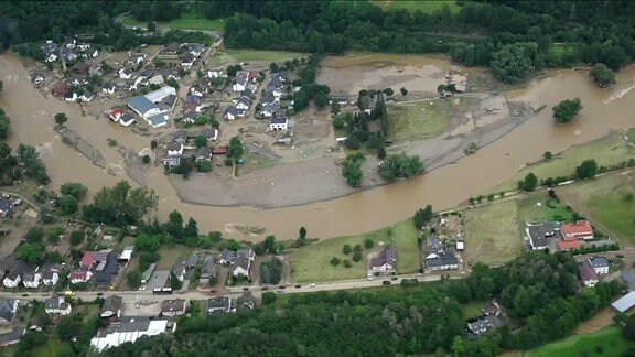 Eine Luftaufnahme zeigt einen überfluteten Ort.