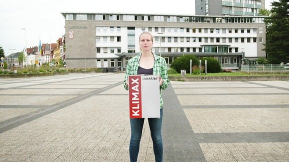 Valerie Tschirpig, Klimaanpassungsmanagerin Stadt Hameln hält für die Sendung eine Box in die Kamera.