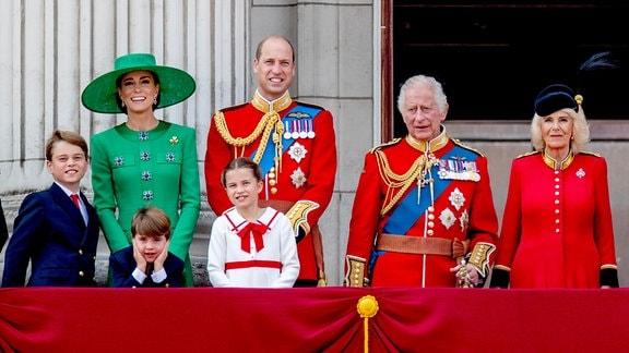 Prinz George (l-r), Prinz Louis, Kate, Prinzessin von Wales, William, Prinz von Wales, Prinzessin Charlotte, König Charles III. von Großbritannien, Königin Camilla von Großbritannien, Prinz Edward, Herzog von Edinburgh und Sophie, Herzogin von Edinburgh auf dem Balkon des Buckingham Palastes in London