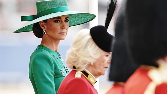 Prinzessin Kate (l) und Königin Camilla während der "Trooping the Colour"-Zeremonie auf der Horse Guards Parade