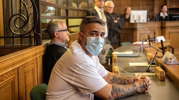 Anis Mohamed Youssef Ferchichi, bekannt als Rapper Bushido, sitzt in einem Gerichtssaal des Landgerichts. 