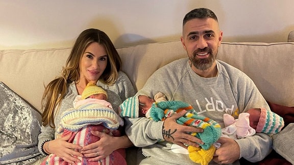 Knapp zwei Wochen nach der Geburt zeigt sich Rapper Bushido auf einem ersten Familienfoto mit Ehefrau Anna-Maria Ferchichi und ihren neugeborenen Drillings-Mädchen