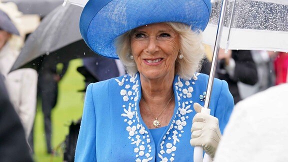Camilla, Herzogin von Cornwall, spricht während einer königlichen Gartenparty im Buckingham Palast mit den Gästen. 