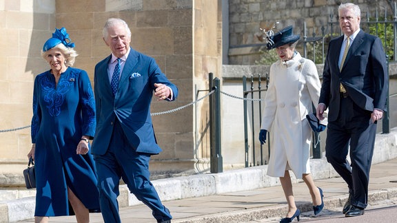 König Charles und Camilla mit Prinzessin Anne und Prinz Andrew