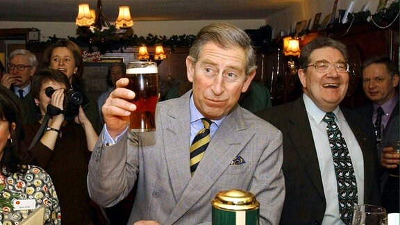 Prinz Charles trinkt in einem Pub in Stainforth ein Glas Bier (Archivfoto vom 17.12.2004). 