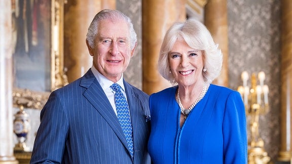 König Charles III. und Königsgemahlin Camilla im Blue Drawing Room des Buckingham Palace. 