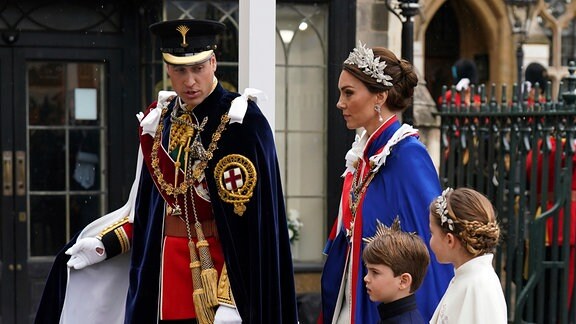 Der britische Prinz William und Kate, die Prinzessin von Wales, mit Prinzessin Charlotte und Prinz Louis treffen vor der Krönung von König Charles III. und Camilla, der Königingemahlin, in der Westminster Abbey in London ein.