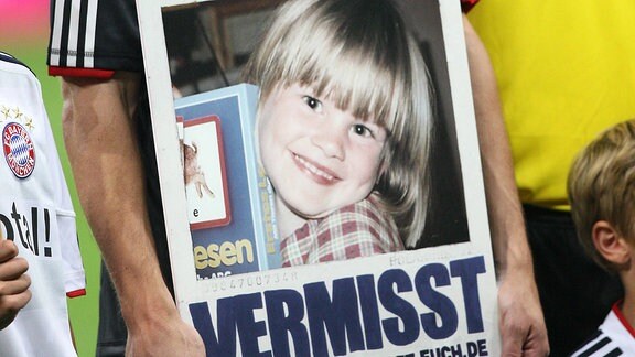 Mark van Bommel mit einem Bild der vermissten Debbie Sassen