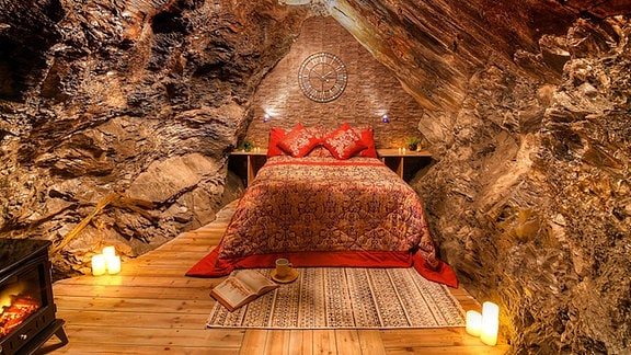 Ein Bett steht in einer Höhle im Deep Sleep Hotel in Wales