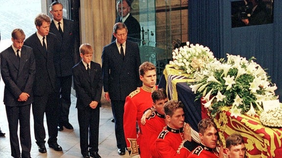 Prinz William (l-r), Dianas Bruder Graf Spencer, Prinz Harry und Prinz Charles stehen hinter dem Sarg von Prinzessin Diana auf dem Weg zur Trauerfeier in der Londoner Westminster Abtei, 1997
