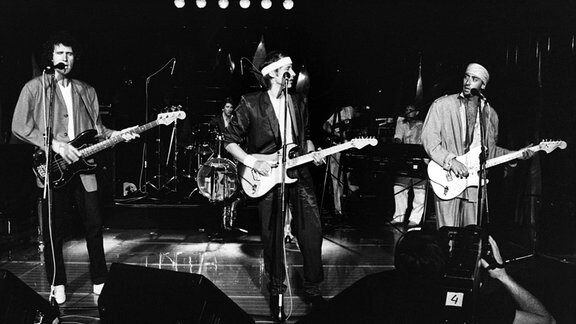 Mark Knopfler preformed mit Dire Straits.