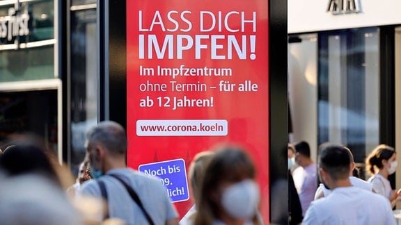 Die Stadt Köln wirbt auf Plakattafeln für ihr Impfangebot.