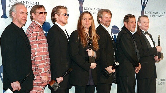 Mitglieder der Rock-Gruppe "The Eagles" posieren am 12.1.1998 in New York anläßlich einer Feier zu ihrer Aufnahme in die amerikanische "Rock and Roll Hall of Fame" für die Fotografen.
