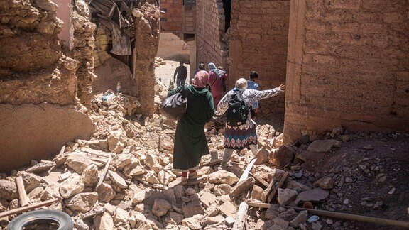 Bewohner fliehen aus ihren Häusern in der Nähe des Epizentrums. Ein schweres Erdbeben hat Marokko erschüttert und Hunderte Todesopfer gefordert.