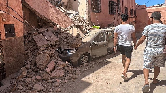 Trümmer liegen nach einem Erdbeben der Stärke auf einer Straße. 