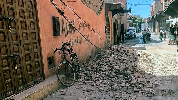 Trümmer liegen nach einem Erdbeben der Stärke auf einer Straße. 