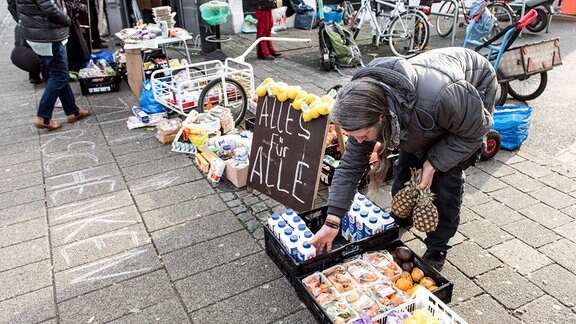 Ein Stand im Bremer Viertel an dem Aktivisten der Klimagerechtigkeitsbewegung vor der Mülltonne gerettete Lebensmittel verteilen.