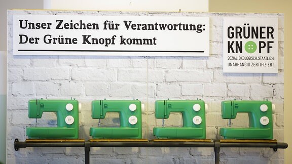 Nähmaschinen mit dem Logo des Siegels Der Grune Knopf