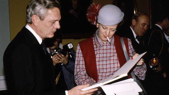 Königin Margrethe II. von Dänemark rauchend während eines Pressetermins 1994