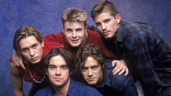 Robbie Williams, Mark Owen, Gary Barlow, Jason Orange and Howard Donald als Take That, 1993