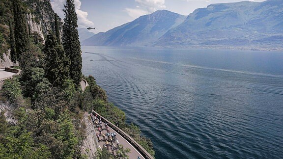 Radfahrer bei Radrennen bei der 16. Etappe des Giro d'Italia 2023 von Sabbio Chiese nach Monte Bondone. Nach einer monatelangen Trockenperiode in Norditalien regnete es in den vergangenen Wochen häufig und teils sehr intensiv.