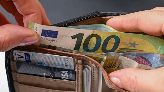 Viele Eurobanknoten stecken in einer Geldbörse