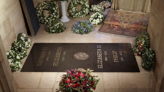 Die Grabplatte von Königin Elizabeth II. von Blumenkränzen umgeben in der kleinen König-George-VI.-Gedenkkapelle auf dem Gelände von Schloss Windsor