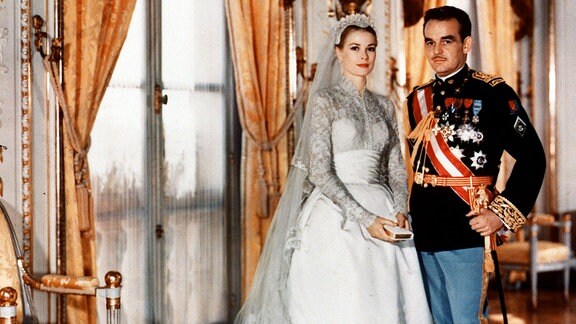 Hochzeitsfoto der amerikanischen Schauspielerin Grace Kelly mit Prinz Rainier III. von Monaco am 18.04.1956 im Palast von Monaco