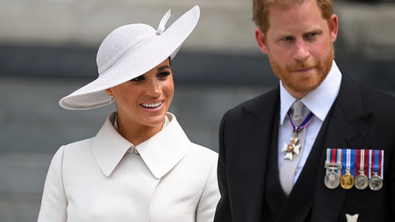 Prinz Harry und Meghan, Herzogin von Sussex, verlassen nach einem Dankgottesdienst für die Herrschaft von Königin Elisabeth II. die St. Paul's Cathedral in London, Freitag, 3. Juni 2022