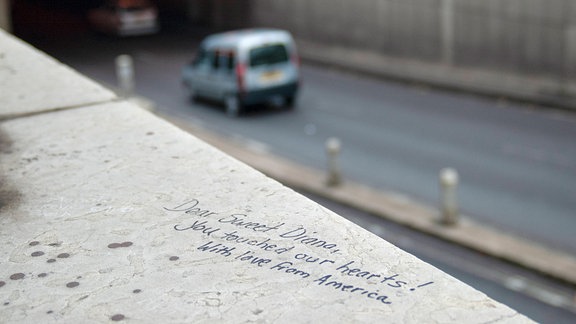 Text auf Brückengeländer in Paris, 2007