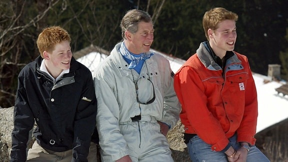 Der britische Prinz Harry, links, sein Vater, der Prinz von Wales, Mitte, und sein Bruder Prinz William, 2002.