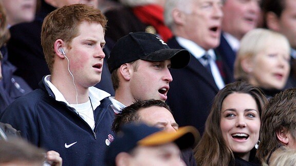 Prinz Harry und Prinz William mit Kate Middleton, 2007 beim Rugby.