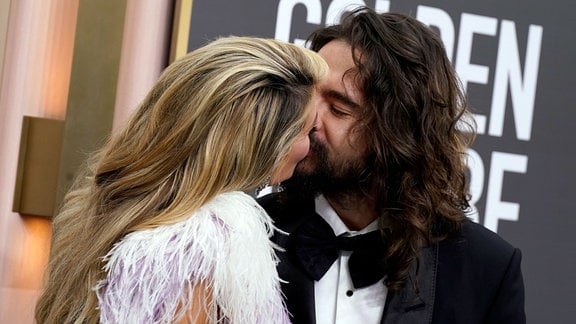 Heidi Klum und Tom Kaulitz küssen sich.
