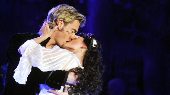 Moderator Florian Silbereisen küsst Sängerin Helene Fischer während der ARD Fernsehshow