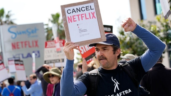 Der Schauspieler Mark Roman zeigt am zweiten Tag des Streiks der Writers Guild of America, vor den Netflix-Büros in Los Angeles seine Unterstützung für streikende Autoren