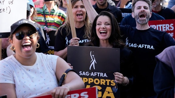 Fran Drescher (Mitte), Präsidentin der SAG-AFTRA, nimmt an einer Kundgebung der Writers Guild of America vor dem Paramount Pictures Studio teil
