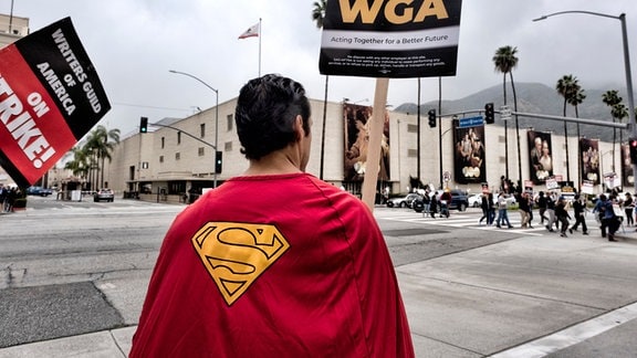 Der Schauspieler Jeff Torres gehört zu den Demonstranten vor den Warner Bros. Studios