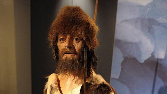 Gletscher-Mumie im Südtiroler Archäologiemuseum in Bozen - Ausstellungsraum mit Ötzi-Nachbildung
