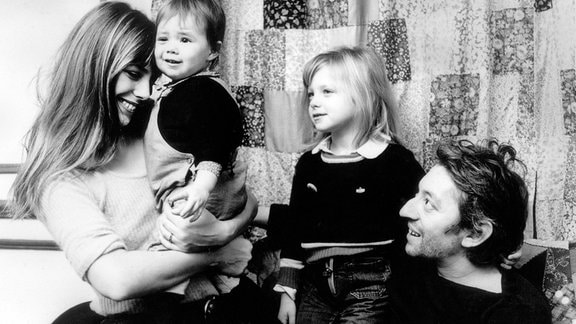 Jane Birkin, Serge Gainsbourg und ihre Kinder Kate Barry (Janes Tochter mit Komponist John Barry) und Charlotte Gainsbourg (17 Monate alt), Dezember 1972