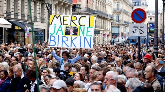 Eine Kundgebung mit Plakat zu Jane Birkin