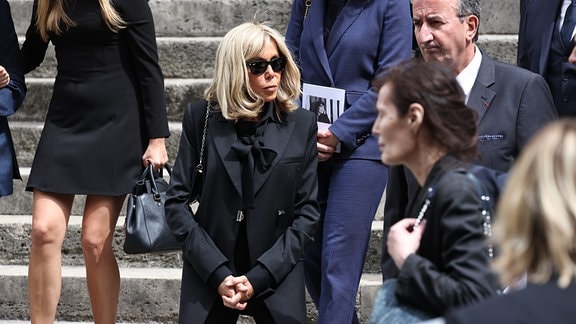 Brigitte Macron kommt zur Beerdigungszeremonie von Jane Birkin in der Kirche Saint-Roch.