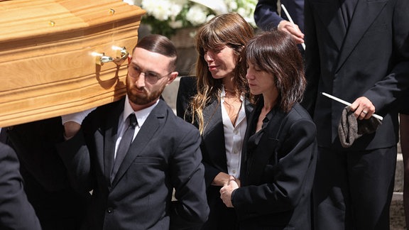 Charlotte Gainsbourg und Lou Doillon auf der Beerdigung von Jane Birkin